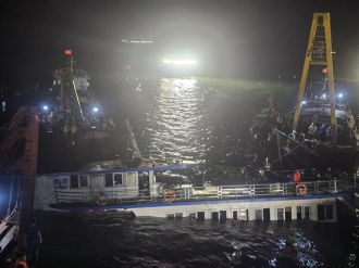Sudden thunderstorm capsizes tourist boat in Ha Long Bay: hydro-meteorological centre 
